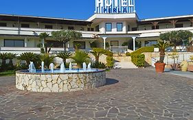 Perla Hotel E Garden - Free Parking And Pool - Open Area With Beautiful View Of The Landscape